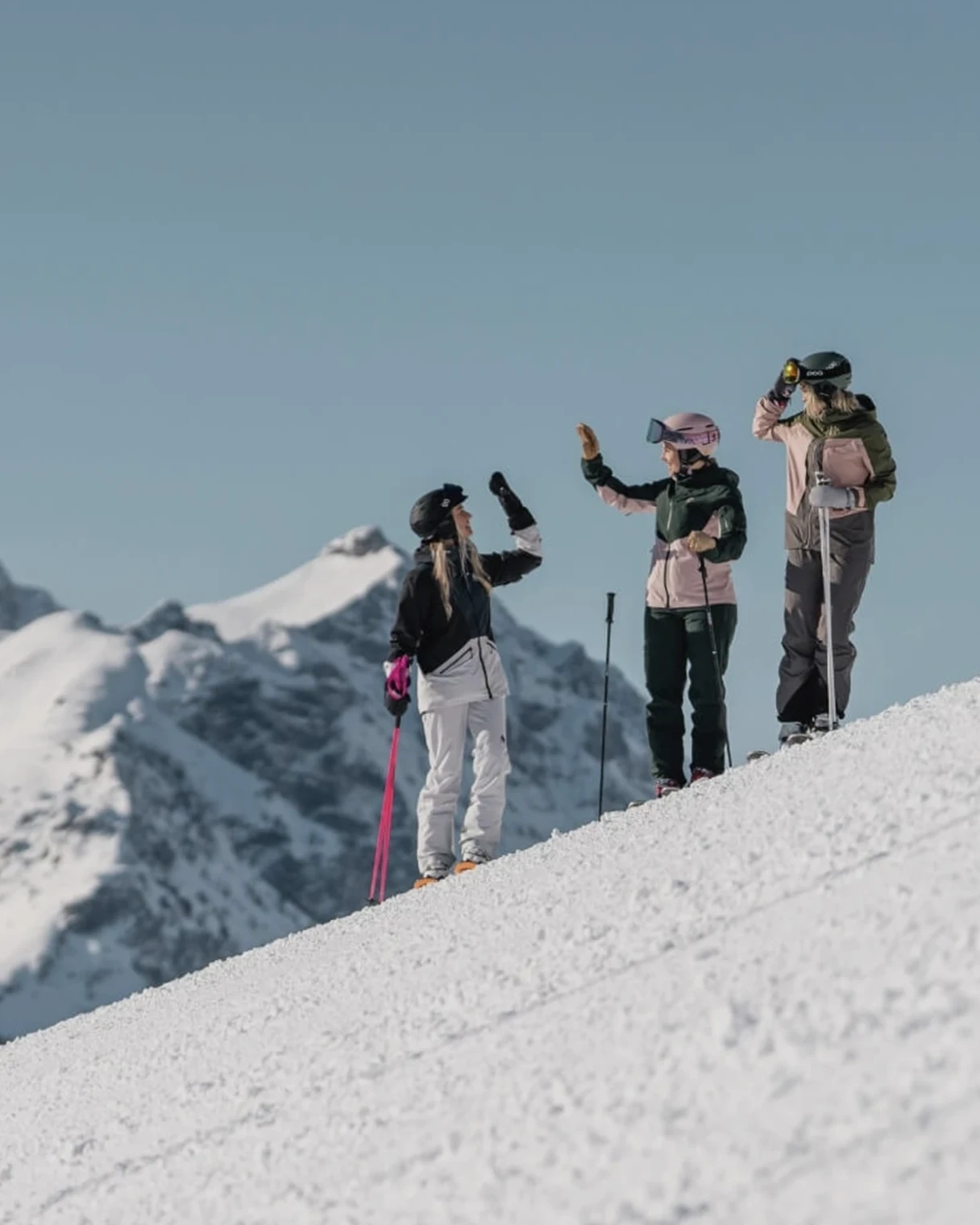 Wintersporters met bergen op de achtergrond en witte piste