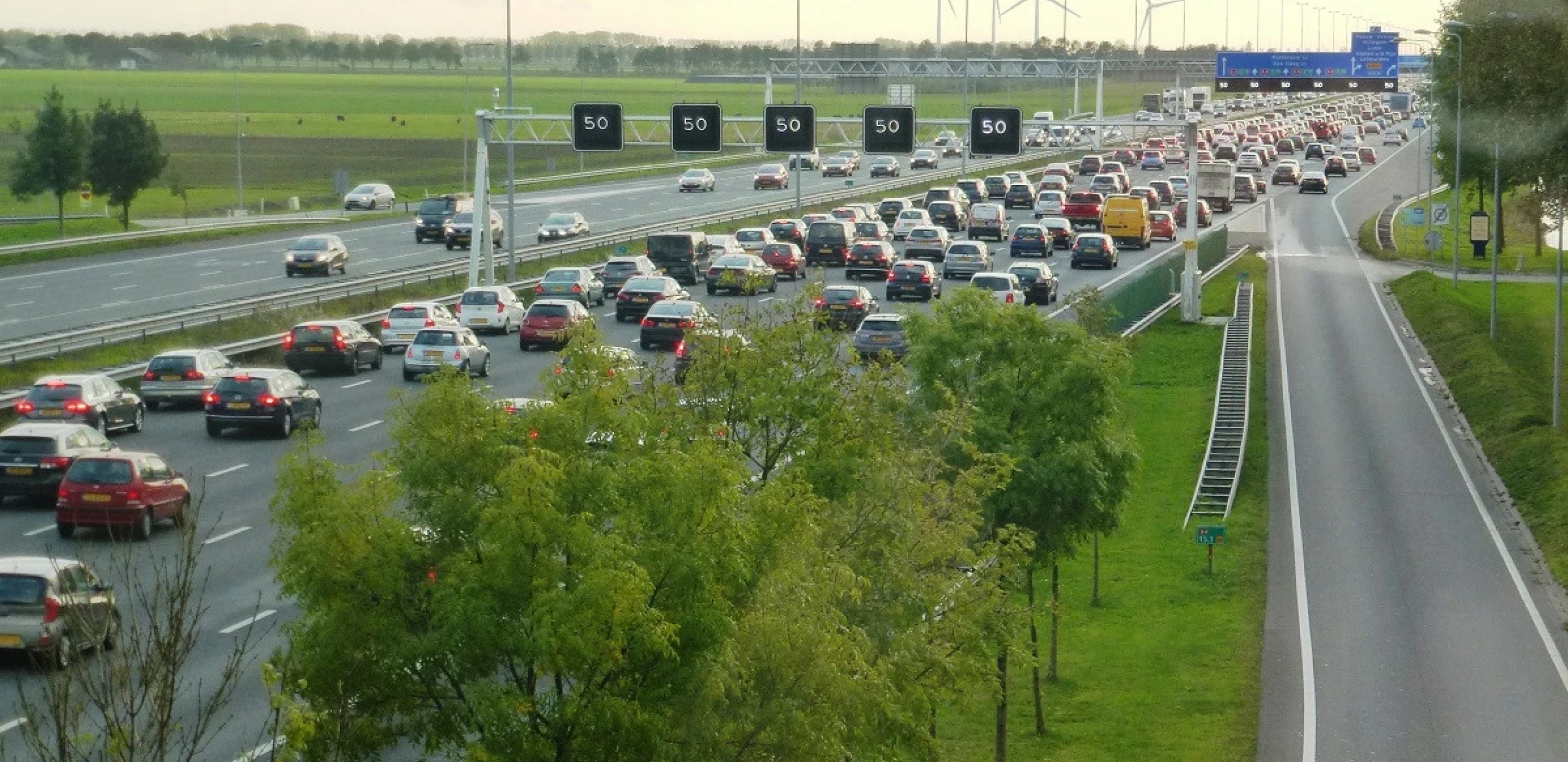 Auto's op de snelweg in Nederland die in de file staan