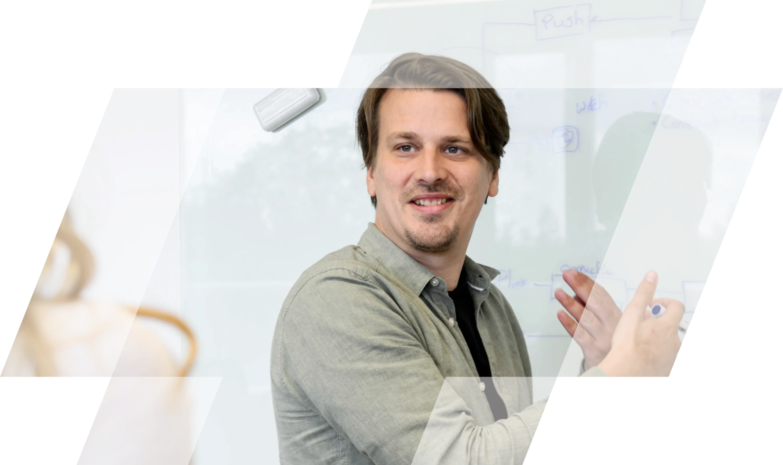 Man legt werkwijze van een app uit via een whiteboard