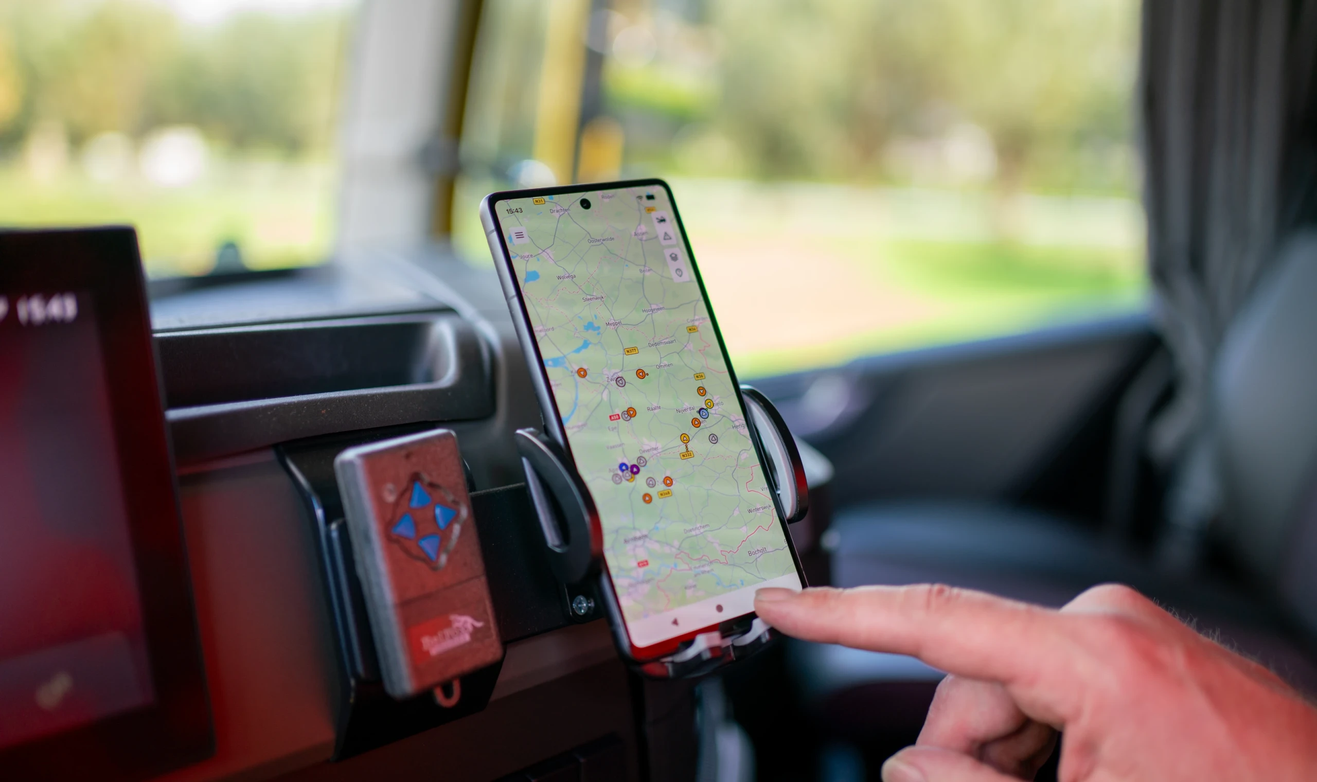 Telefoon wordt bediend in de kabine van een vrachtwagen