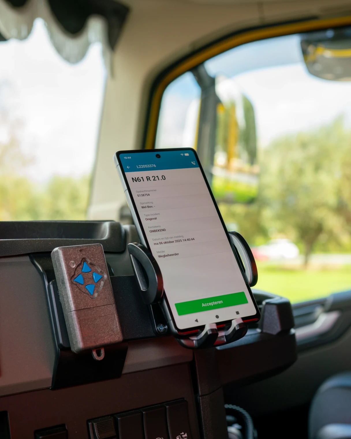 Mobiele telefoon in houder in de kabine van een vrachtwagen