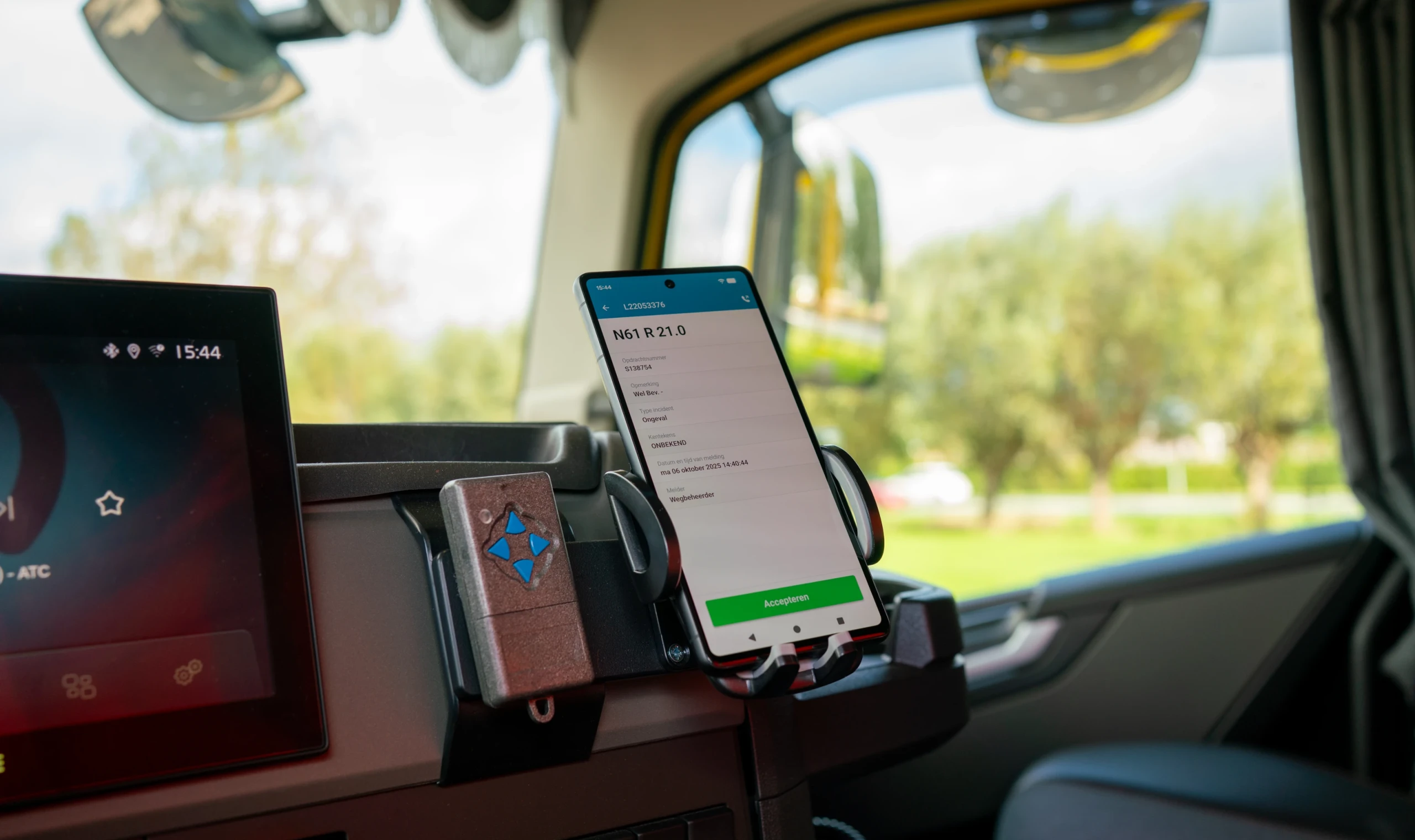 Mobiele telefoon in houder in de kabine van een vrachtwagen