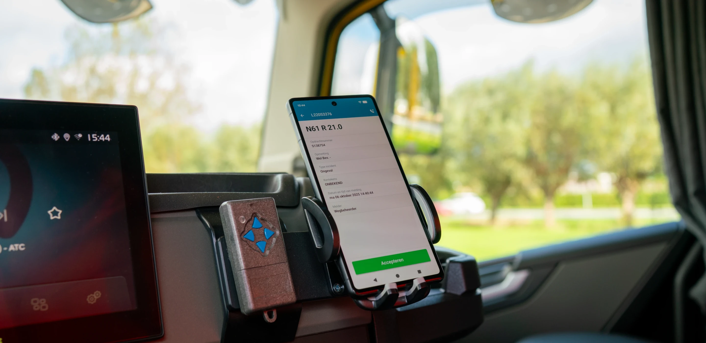 Mobiele telefoon in houder in de kabine van een vrachtwagen