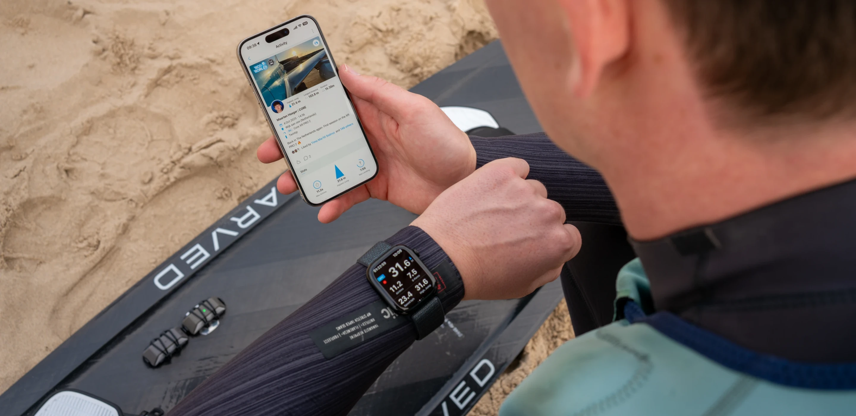 WOO surfer checkt scores op zijn mobiele telefoon en smartwatch