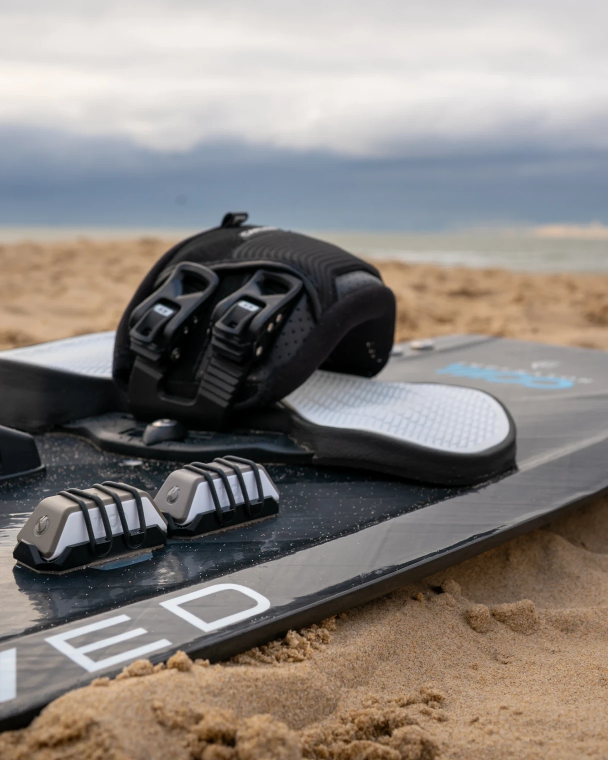 WOO Sensor bevestigd op kiteboard op het strand