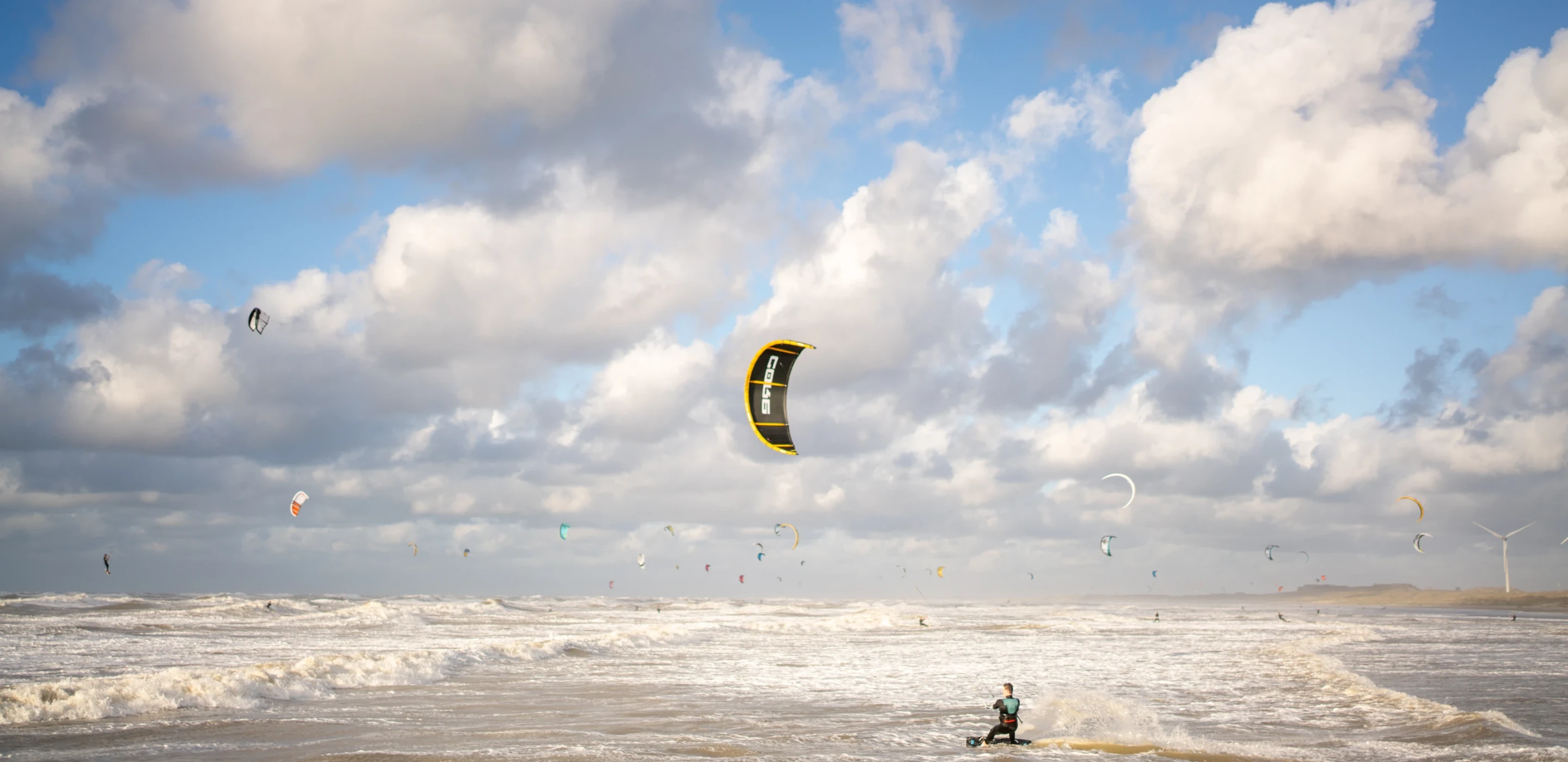 Kitesurfers op het strand van Wijk aan Zee