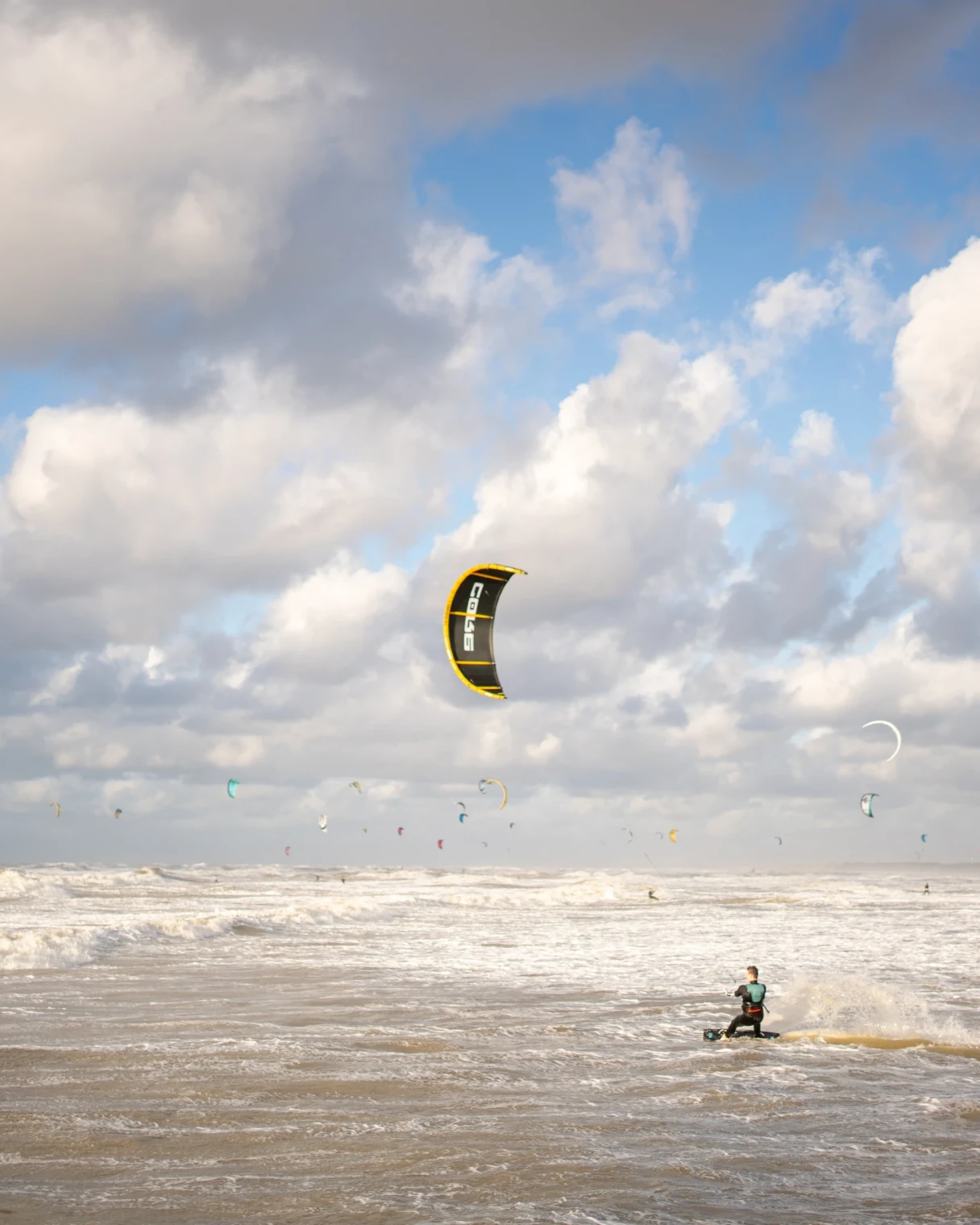 Kitesurfers op het strand van Wijk aan Zee