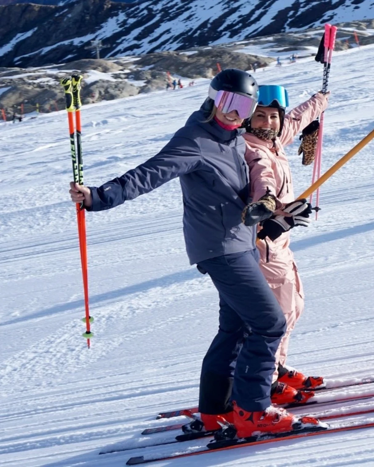 Wintersporters in een sleeplift