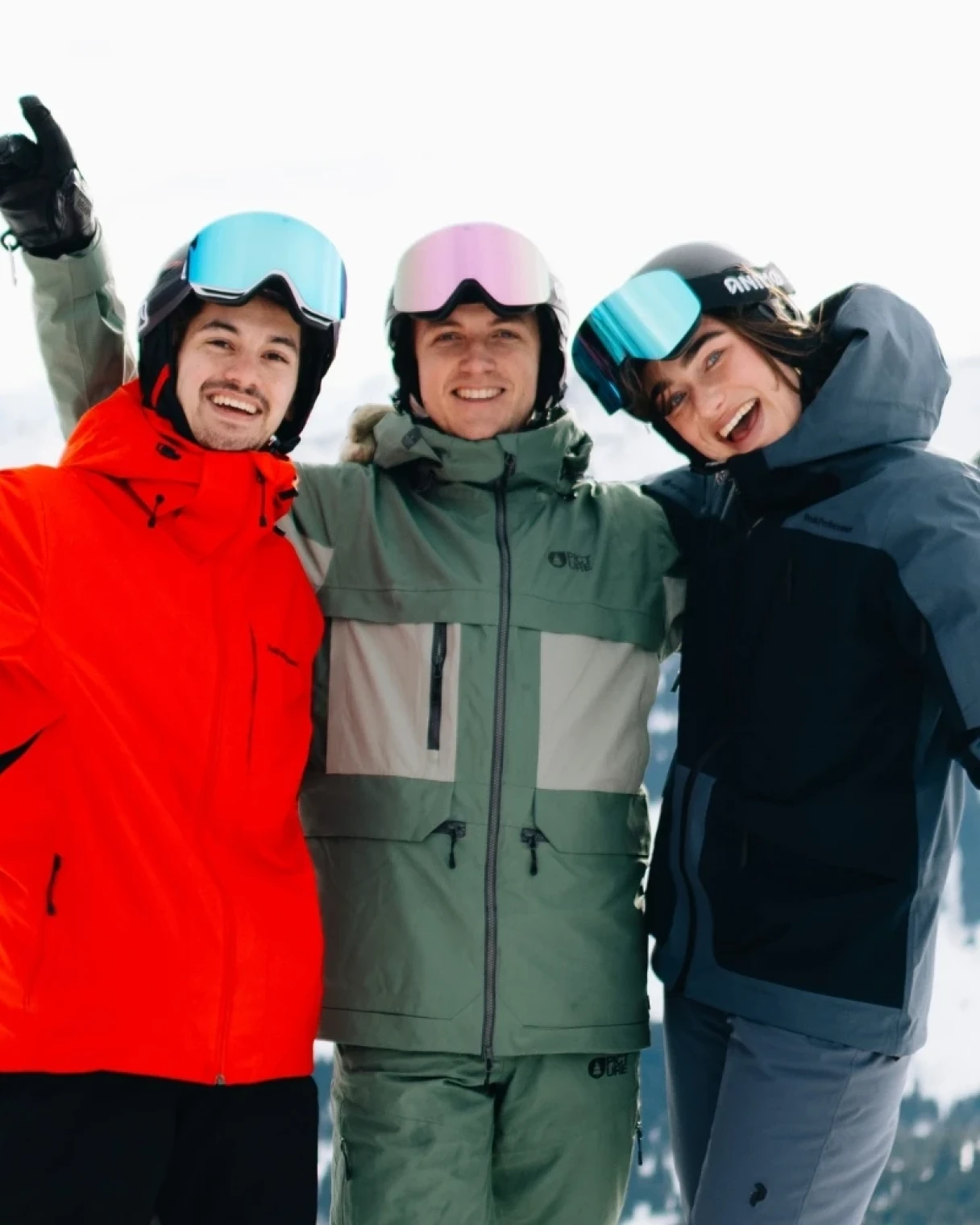 Wintersporters met helmen en bergen op de achtergrond