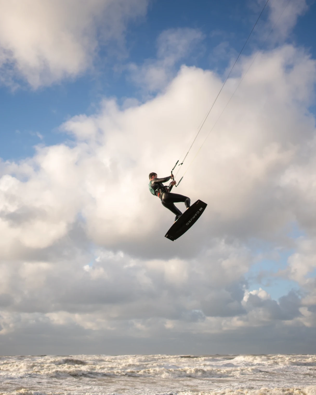 Vliegende kitesurfer op het strand