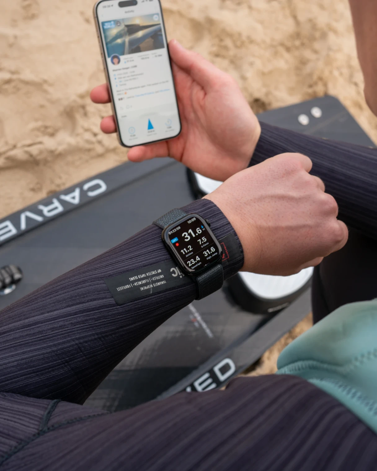 Kitesurfer bekijkt scores op een smartwatch en smartphone