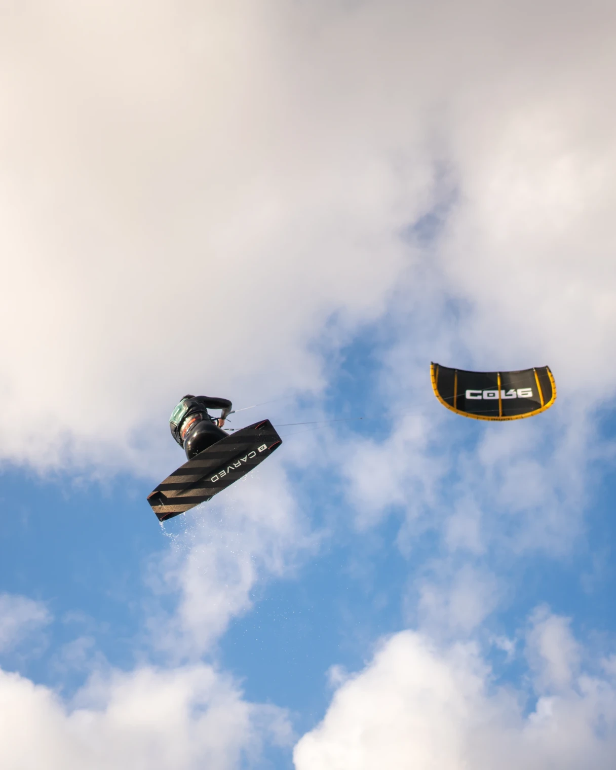 Hoge sprong door kitesurfer