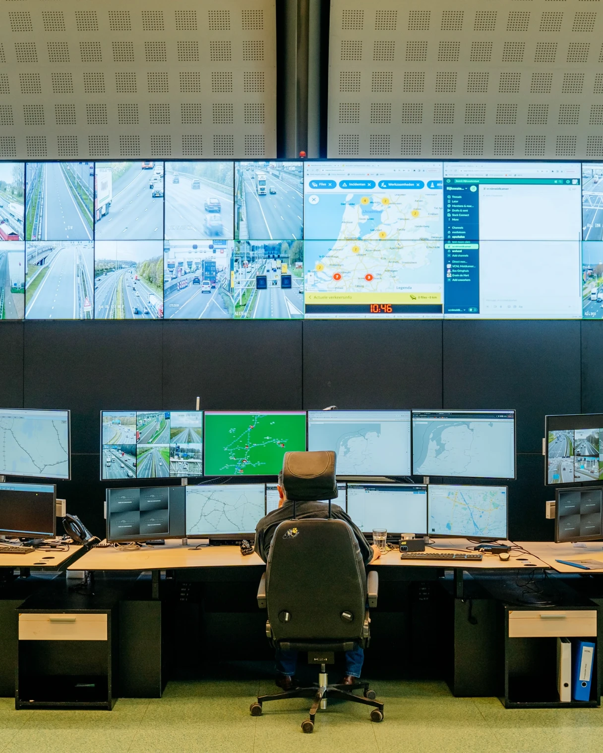 Meldkamer met schermen en computers